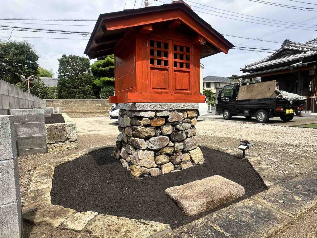 お庭の全体的なリフォームと稲荷社の石積み土台工事 8 IMG 53331