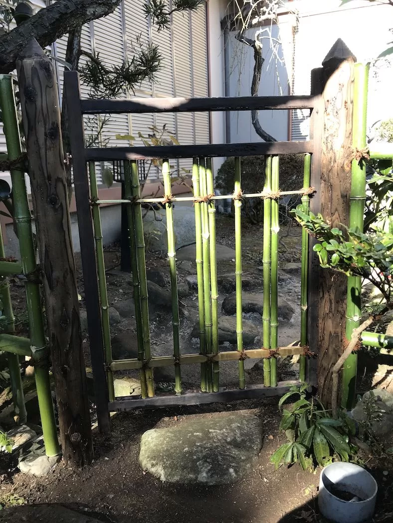 露地(茶庭)の四目垣と庭木戸の交換 2 IMG 35891