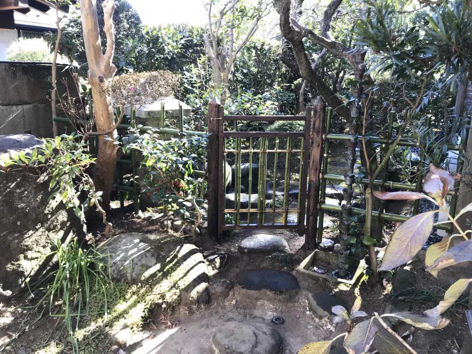 露地(茶庭)の四目垣と庭木戸の交換 1 IMG 35911