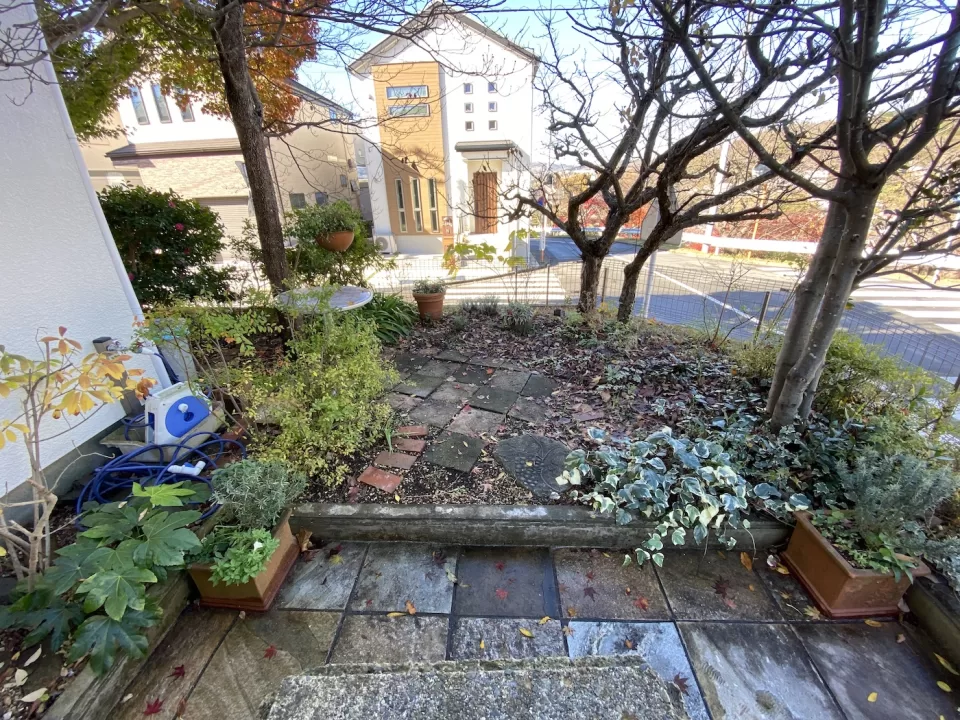 木陰でくつろげるガーデンテラス設置工事 1 IMG 3871