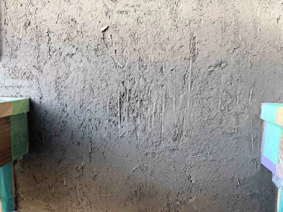 茅ヶ崎市の茅葺きの四阿土壁塗りの途中経過で、稲藁で貫伏せをした様子