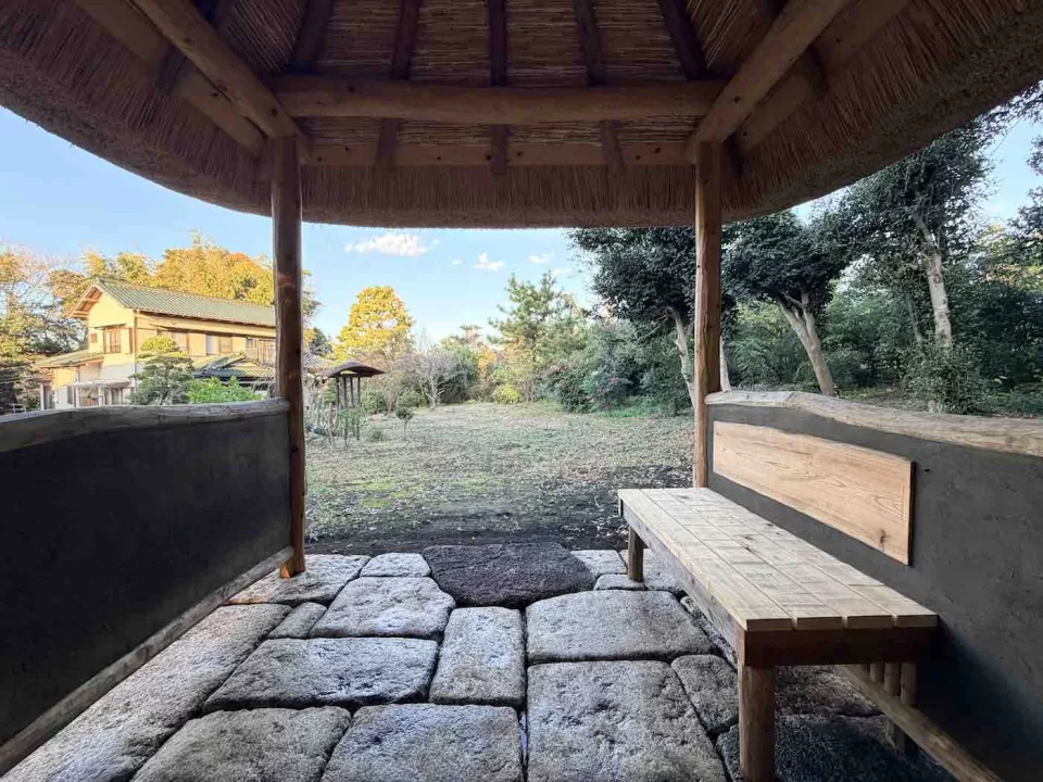 茅ヶ崎市の茅葺きの四阿が完成し、腰掛から外を望んだ様子