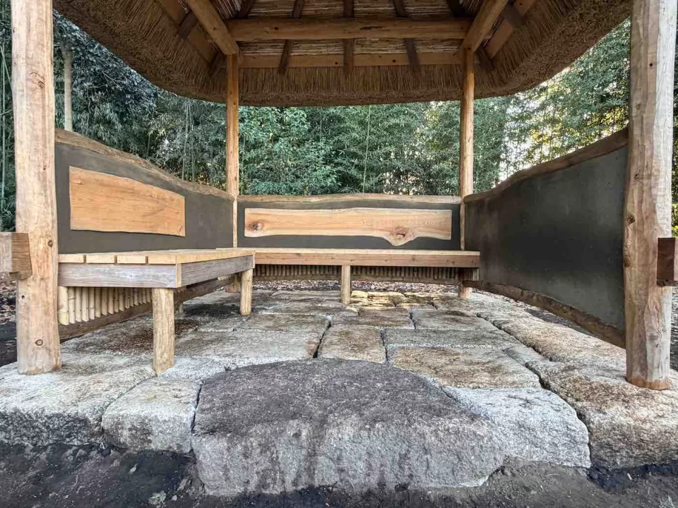 茅ヶ崎市の茅葺きの四阿土壁塗りが完成した様子