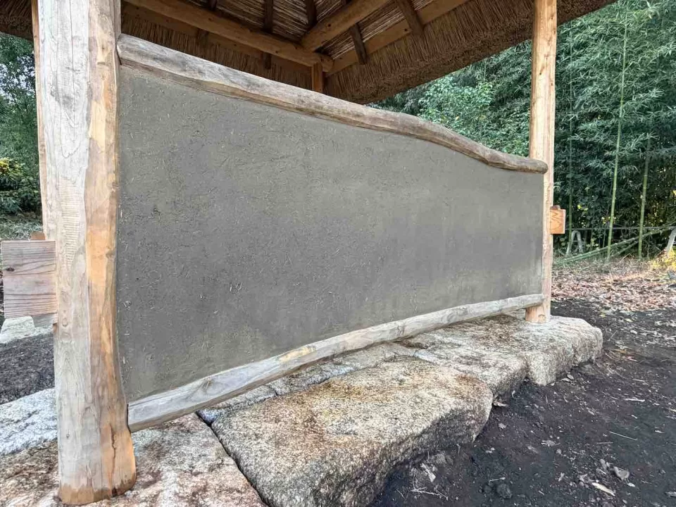 茅ヶ崎市の茅葺きの四阿の土壁塗りの工程で、中塗り仕上げが完了した様子