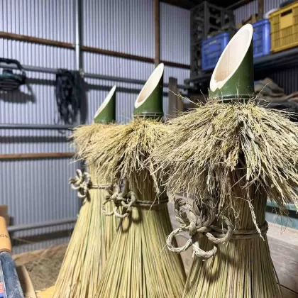 ニワヤ小谷オリジナル門松製作中の風景