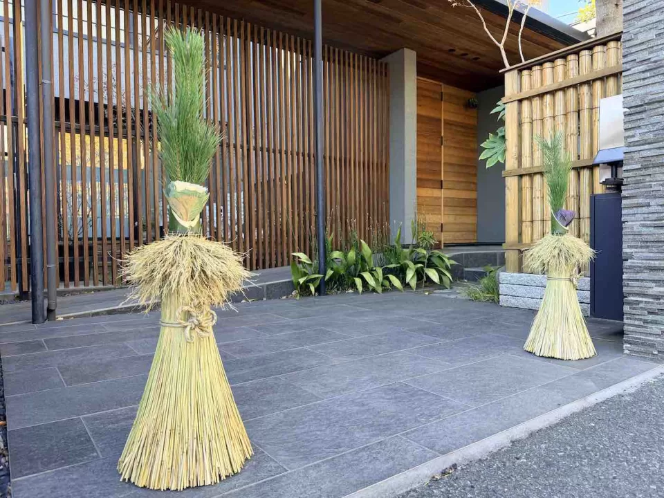 茅ヶ崎市に納品したニワヤ小谷オリジナル門松。紅白の葉牡丹で雌雄を表している。