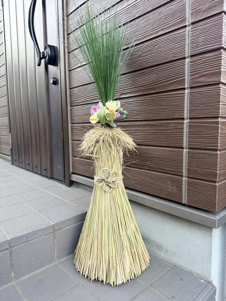 藤沢市で納品したニワヤ小谷オリジナル門松。ダイオウショウと葉牡丹を多めに使い、一基のみでも引き立つ様にアレンジ。