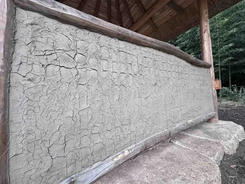茅ヶ崎市の茅葺きの四阿施工の、荒壁が乾燥してひび割れた風景