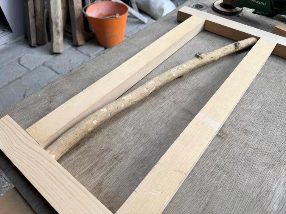 大磯の露地改修工事で使う庭木戸の製作風景で、まぐさにヤマボウシを一枝取り付けた様子