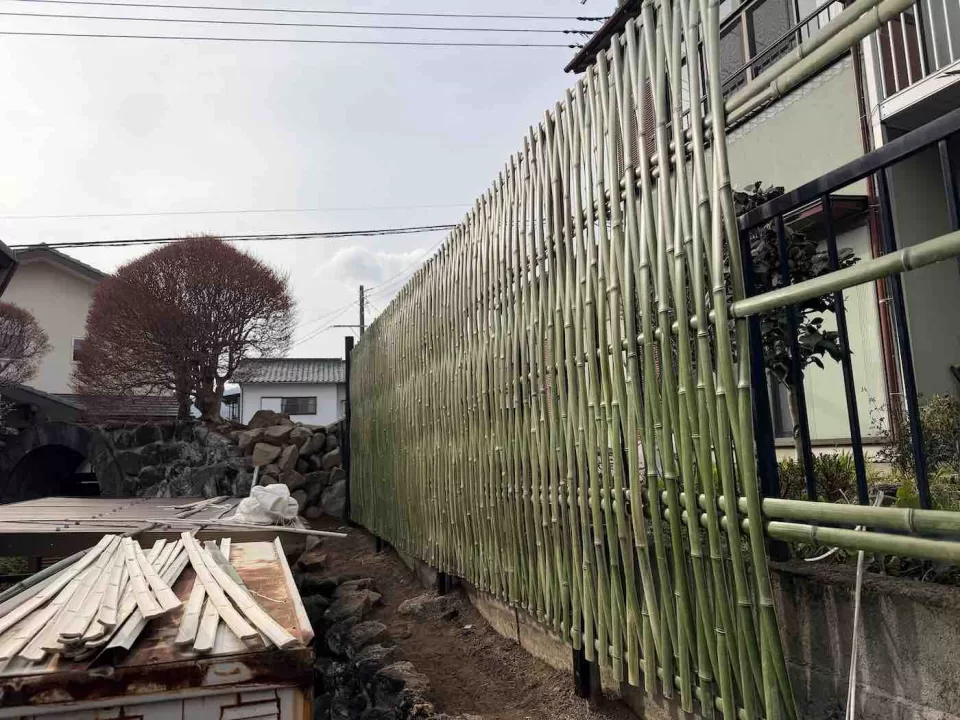 湯河原吉浜の大津垣施工風景の一つで、山割竹を掻き付けている様子