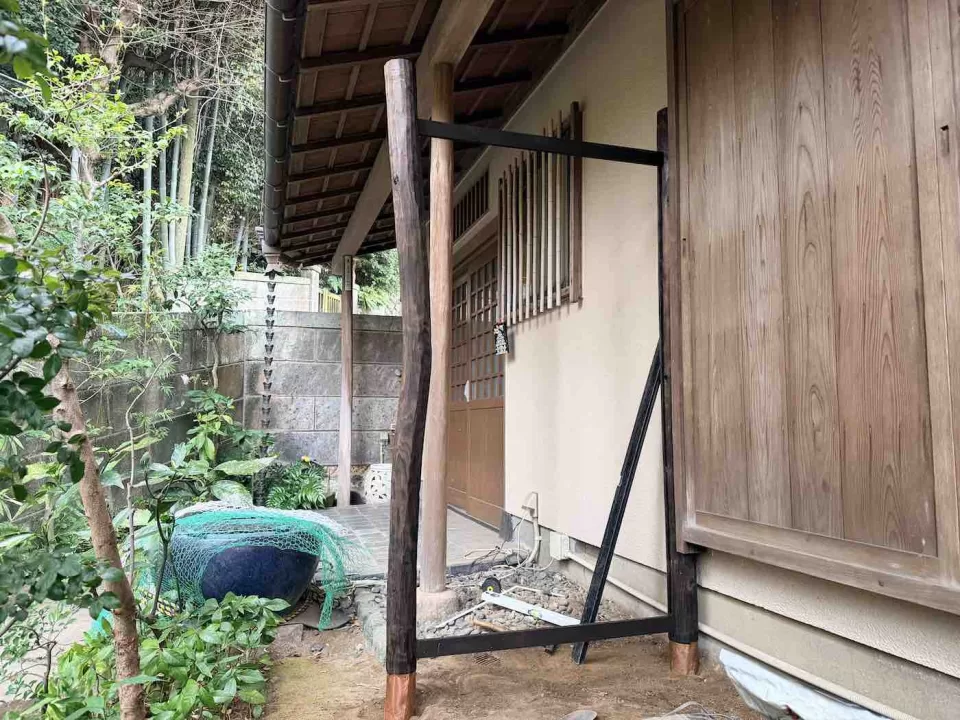 大磯の露地改修工事の施工中風景で、袖垣の柱を建てこんだ所