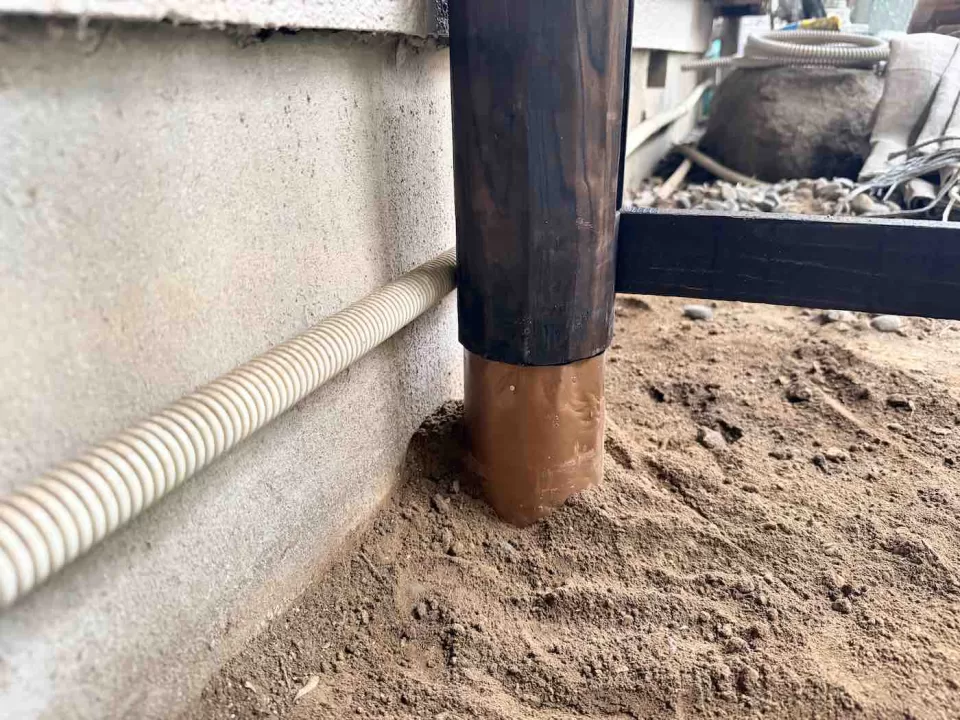 大磯の露地改修工事で、袖垣の柱を銅板で根巻きして耐久性を向上させている状態