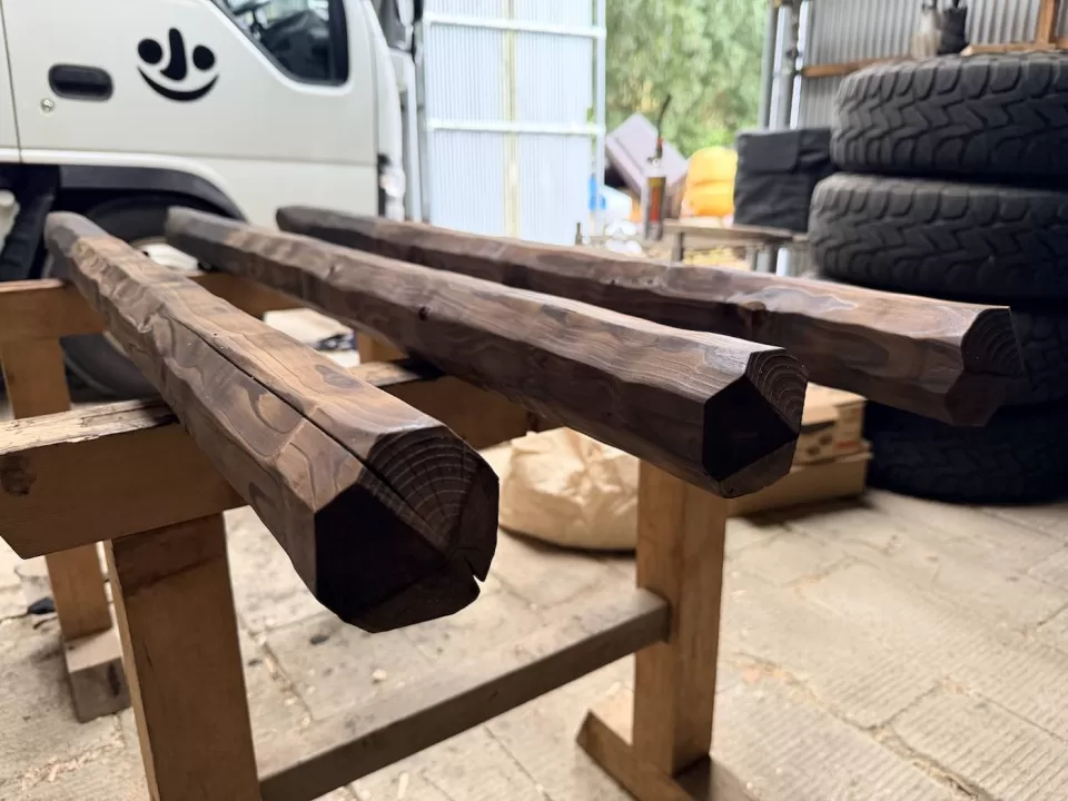 大磯の露地改修の準備で、ヒノキ丸太に名栗目を付けて頭をトキンに仕立て、焼き磨きで仕上げた様子。