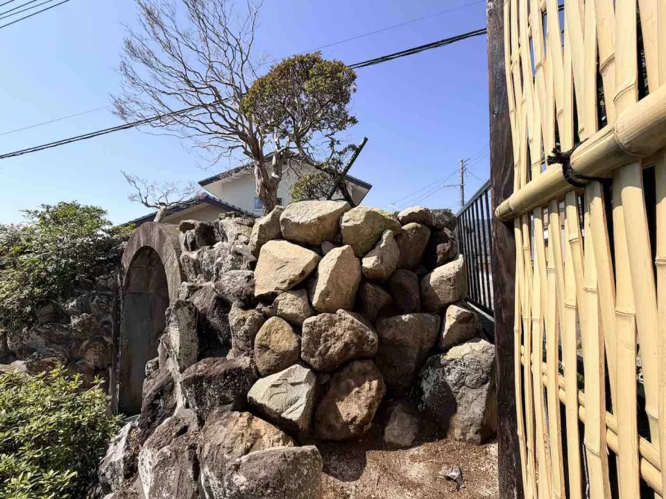 湯河原吉浜大津垣工事の追加で小松石とボサ石を用いた崩れ積み土留めを施工した様子