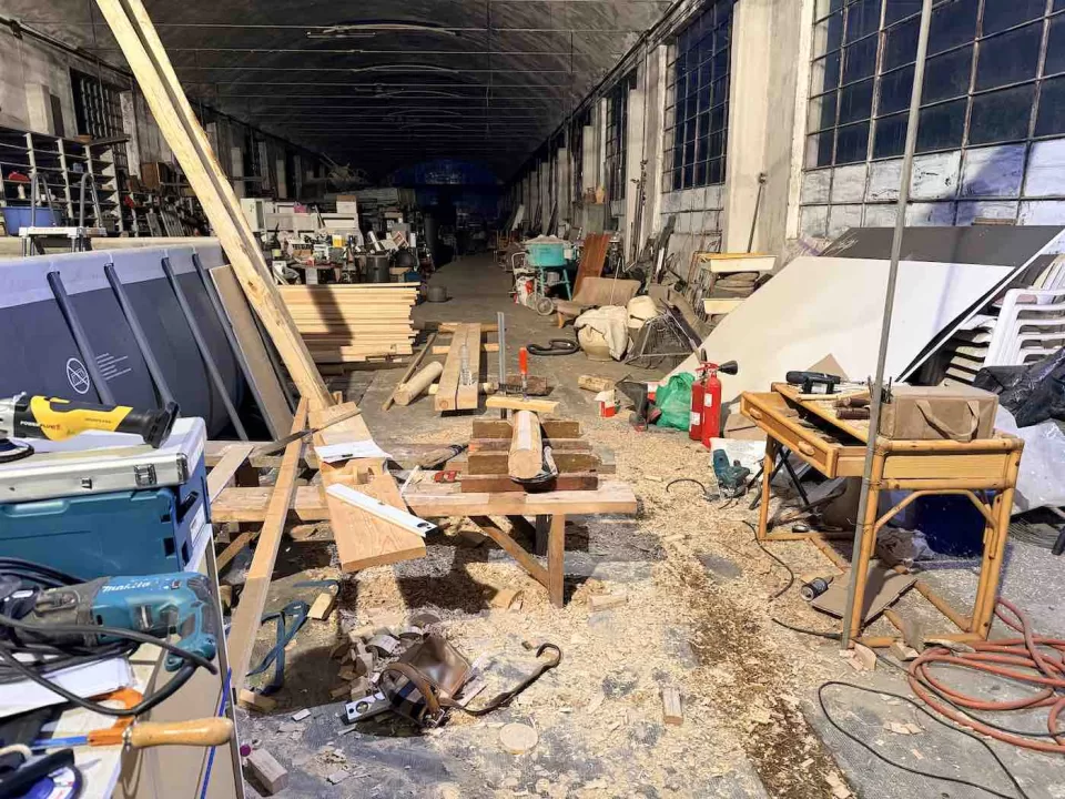 イタリアの四阿製作の木材加工風景、巨大な倉庫内でクリ材を加工している様子